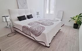 Casa Bianca - 2 Bedroom Design Apartment